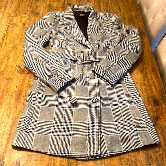 Blazer dress in houndstooth check with attached belt. Looks like new. - Picture 7 of 11
